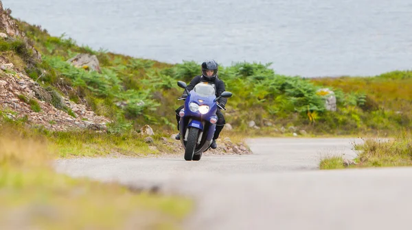 Motorrijder in de Schotse Hooglanden — Stockfoto