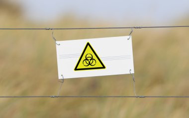 Sınırdaki telleri - eski plastik işareti bir bayrak ile