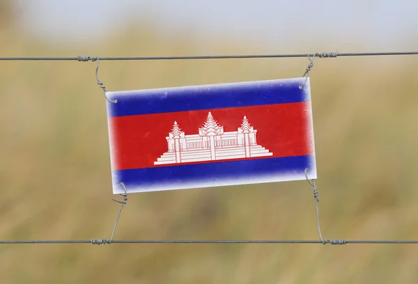 Stängsel - gammal plast tecken med en flagga — Stockfoto