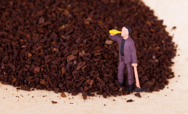 Miniaturarbeiter arbeitet an gemahlenem Kaffee — Stockfoto