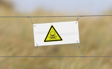 Sınırdaki telleri - eski plastik işareti bir bayrak ile