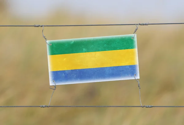 Borderhekje - oude plastic bord met een vlag — Stockfoto