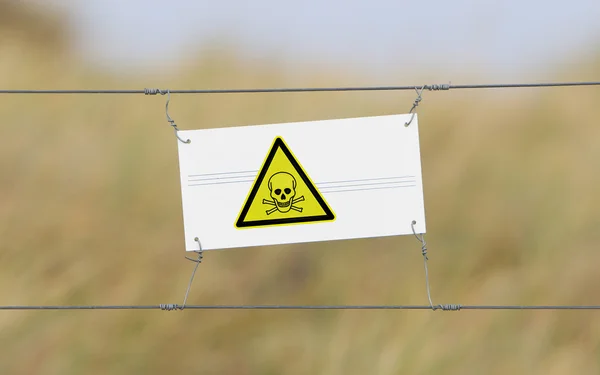 Borderhekje - oude plastic bord met een vlag — Stockfoto