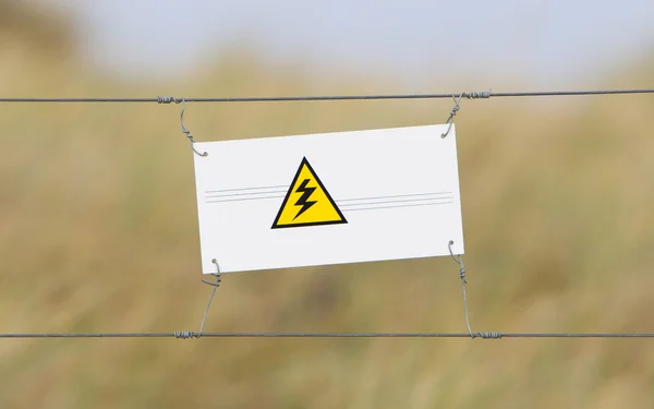 Recinzione di confine - Vecchio segno di plastica con una bandiera — Foto Stock