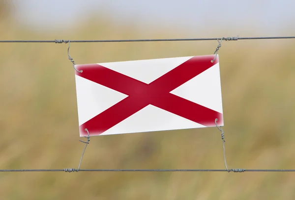 Sınırdaki telleri - eski plastik işareti bir bayrak ile — Stok fotoğraf