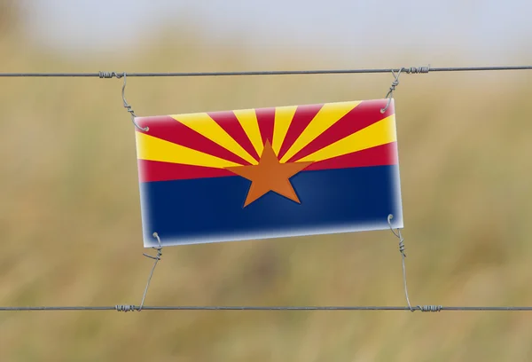 Borderhekje - oude plastic bord met een vlag — Stockfoto