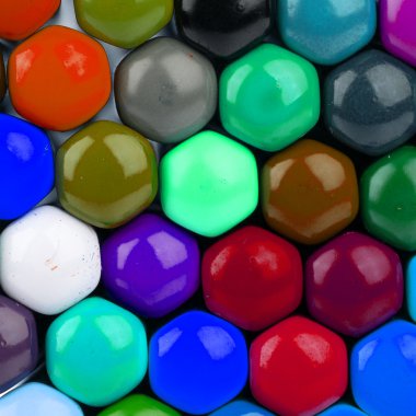 birçok farklı renkli kalemler