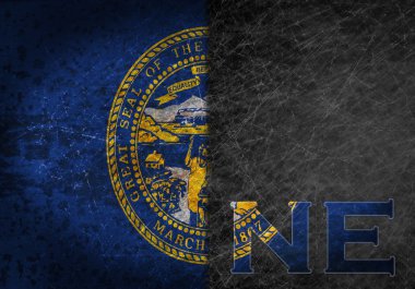 Eski paslı metal işaretiyle bir bayrak ve bize kısaltma devlet