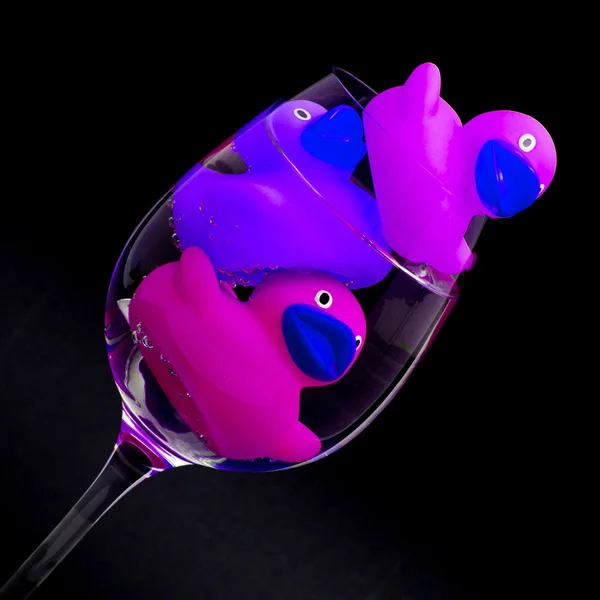 Patos de goma rosa y púrpura en gafas de vino —  Fotos de Stock