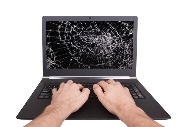 Man aan het werk op een laptop met een gebroken scherm — Stockfoto