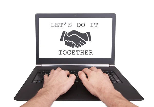 Homem trabalhando em laptop, vamos fazê-lo juntos — Fotografia de Stock