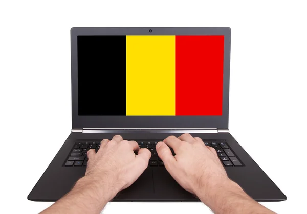 Hände arbeiten am Laptop, Belgien — Stockfoto