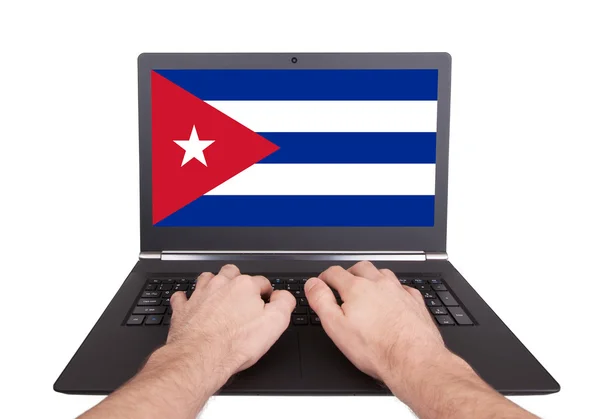 Руки, работающие на ноутбуке, Куба — стоковое фото