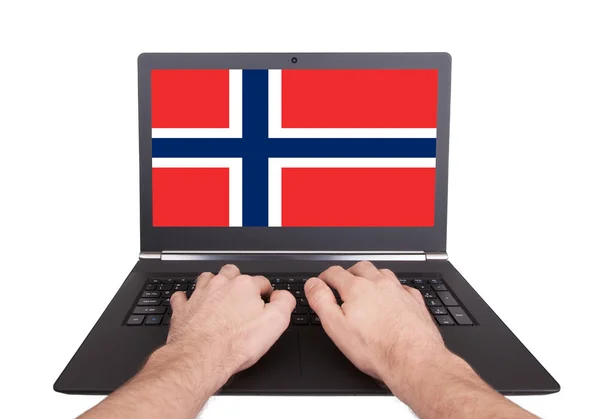 Mani che lavorano su laptop, Norvegia — Foto Stock