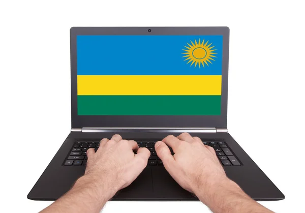 Hände arbeiten am Laptop, Ruanda — Stockfoto