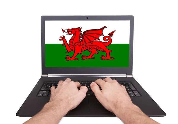 Handen bezig met laptop, Wales — Stockfoto