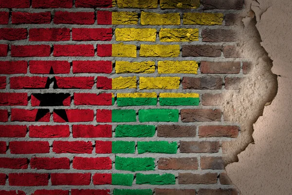 Тёмная кирпичная стена с гипсом - Гвинея-Бисау — стоковое фото