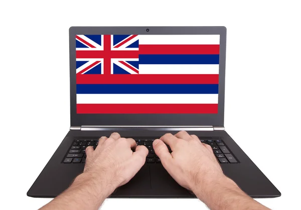 Hände arbeiten am Laptop, Hawaii — Stockfoto