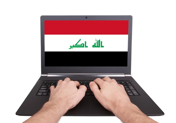 笔记本电脑，伊拉克上工作的手 — 图库照片