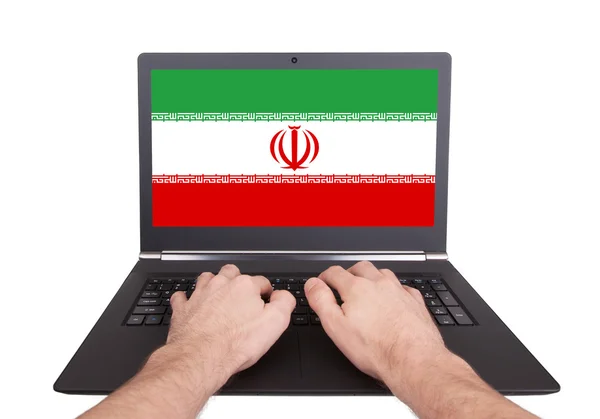 Hände arbeiten am Laptop, iran — Stockfoto