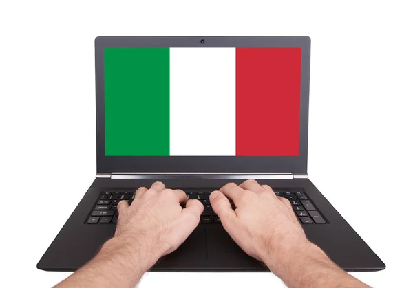 Dizüstü bilgisayar, İtalya çalışma eller — Stok fotoğraf