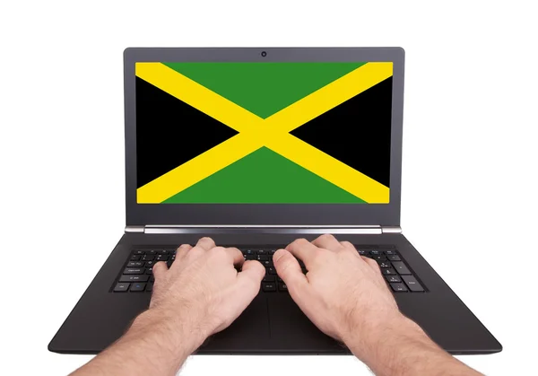 Hände arbeiten am Laptop, Jamaica — Stockfoto