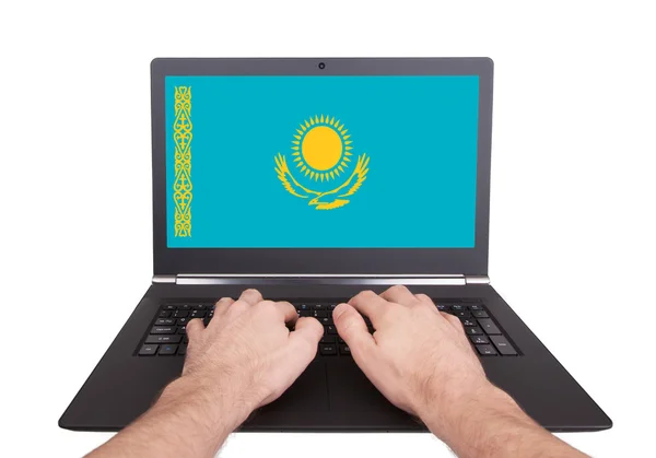 Hände arbeiten am Laptop, Kasachstan — Stockfoto