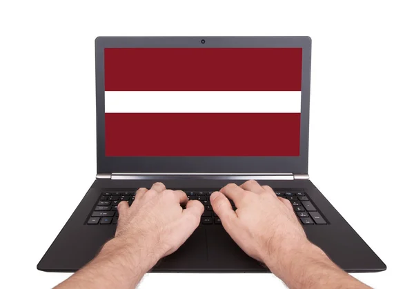 Handen bezig met laptop, Letland — Stockfoto