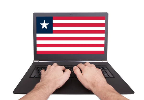 Mani che lavorano su laptop, Liberia — Foto Stock