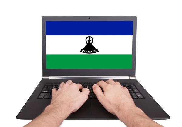 Manos trabajando en el ordenador portátil, Lesotho — Foto de Stock