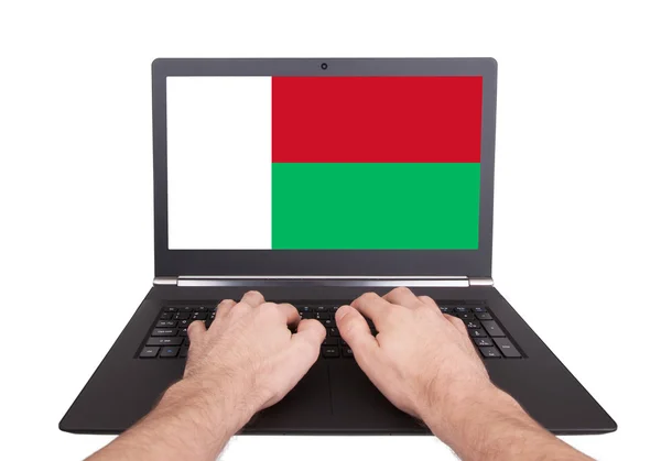 Rąk do pracy na laptopie, Madagaskar — Zdjęcie stockowe
