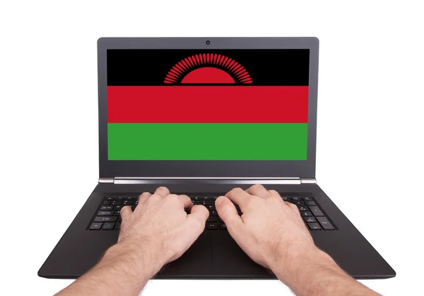 Rąk do pracy na laptopie, Malawi — Zdjęcie stockowe