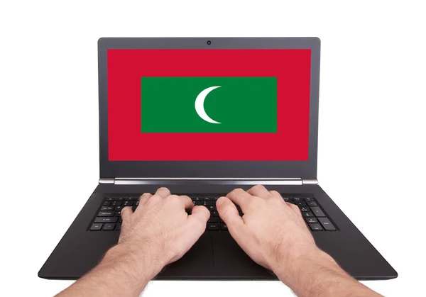 Mãos a trabalhar no portátil, Maldivas — Fotografia de Stock