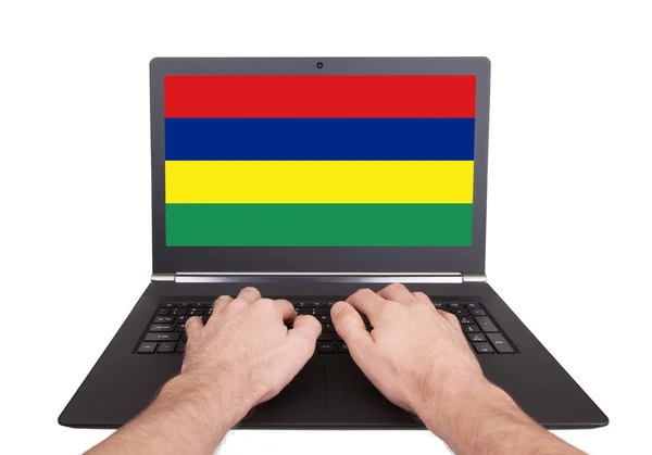 Hände arbeiten am Laptop, mauritius — Stockfoto