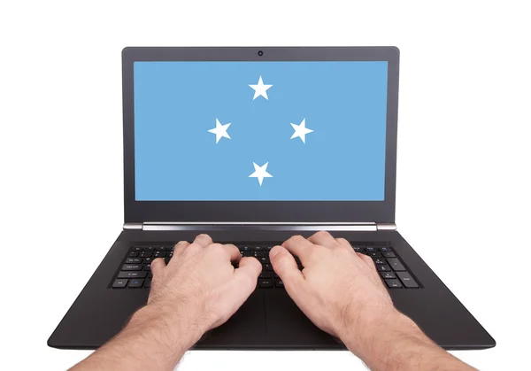 Handen bezig met laptop, Micronesia — Stockfoto