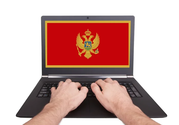 Manos trabajando en el ordenador portátil, Montenegro — Foto de Stock