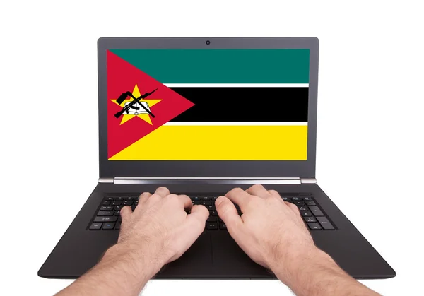 Mani che lavorano su laptop, Mozambico — Foto Stock