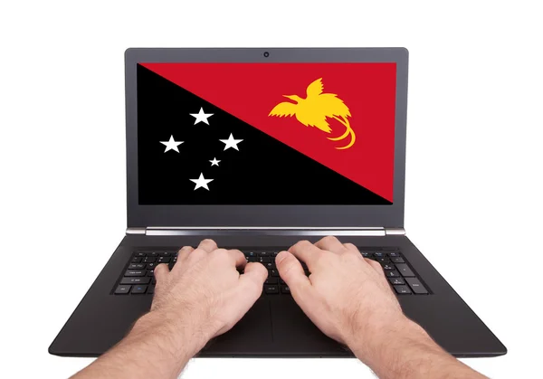 Manos trabajando en el ordenador portátil, Papúa Nueva Guinea —  Fotos de Stock