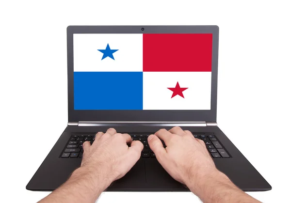 Hände arbeiten am Laptop, panama — Stockfoto