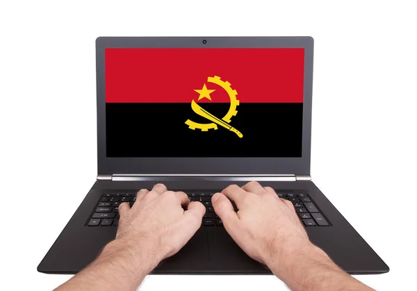 Руки работают на ноутбуке, Ангола — стоковое фото