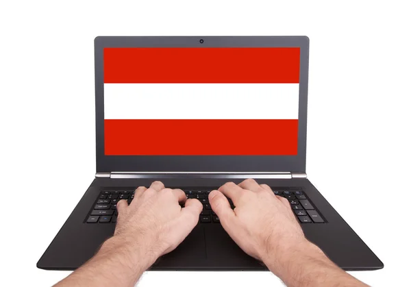 Handen bezig met laptop, Oostenrijk — Stockfoto