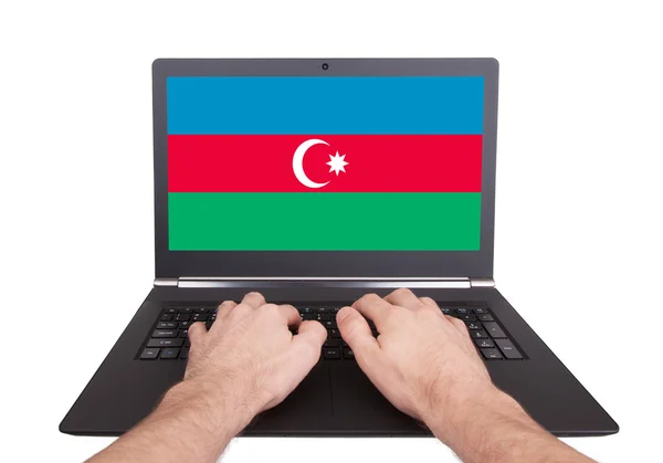 Руки работают на ноутбуке, Азербайджан — стоковое фото