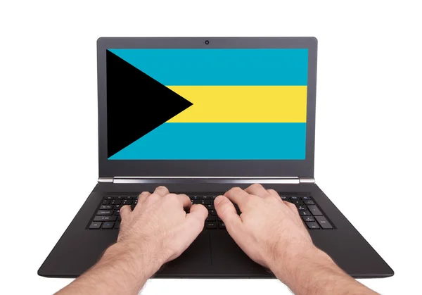 笔记本电脑，巴哈马上工作的手 — 图库照片