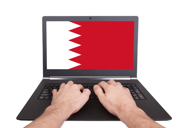 Manos trabajando en el ordenador portátil, Bahréin — Foto de Stock