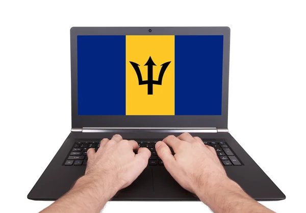 Händerna arbetar på bärbar dator, Barbados — Stockfoto