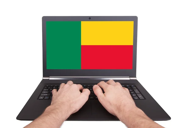 Manos trabajando en el ordenador portátil, Benin — Foto de Stock