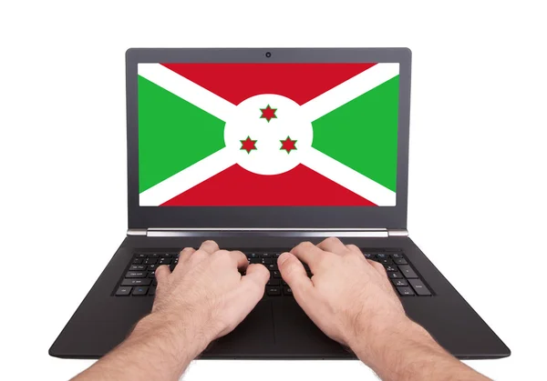 Ruce, pracovat na notebooku, Burundi — Stock fotografie