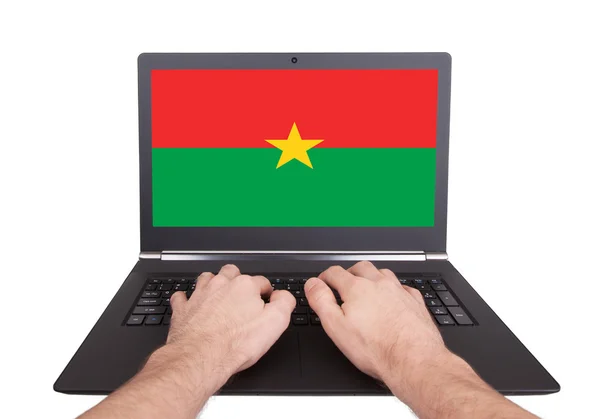 Hände arbeiten am Laptop, Burkinafasko — Stockfoto