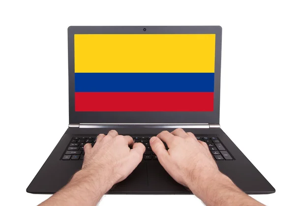 Manos trabajando en laptop, Colombia — Foto de Stock