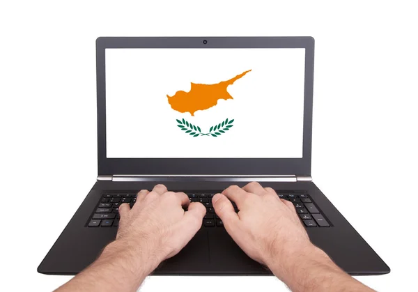 Handen bezig met laptop, Cyprus — Stockfoto